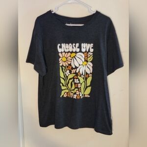 Free Kissses Graphic Tee with Floral Design "Choose Love" Size 1XL